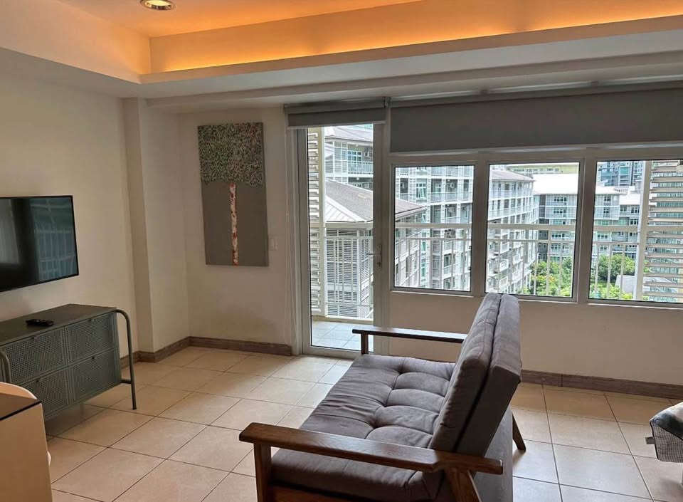 Studio Condo Unit with Balcony at Dolce, Two Serendra, BGC photo #3