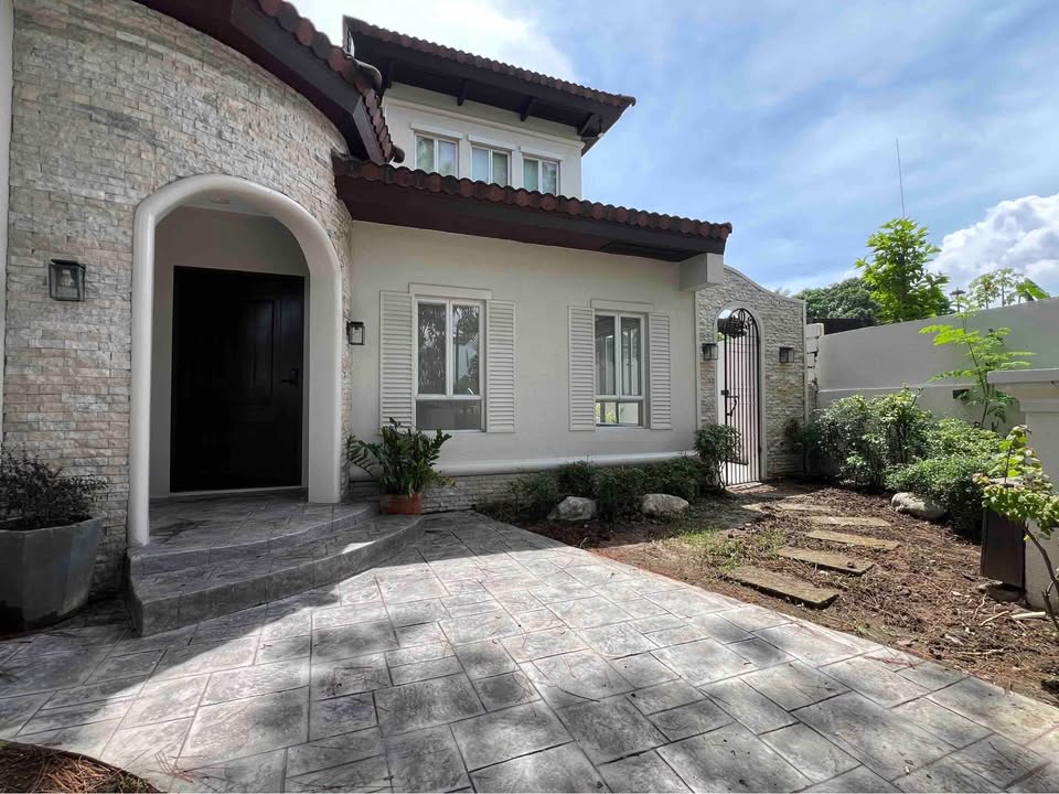 2-Storey House and Lot at Courtyard Portofino South, Muntinlupa photo #3