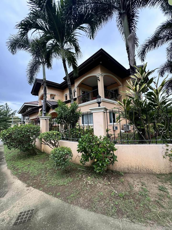 5-Bedroom 2-Storey Corner House in Portofino South, Las Piñas photo #2