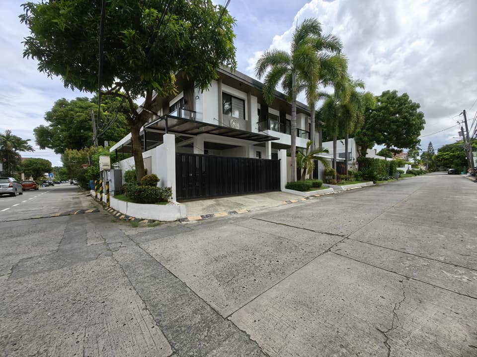 Corner 6-Bedroom House and Lot in BF Homes, Parañaque photo #3